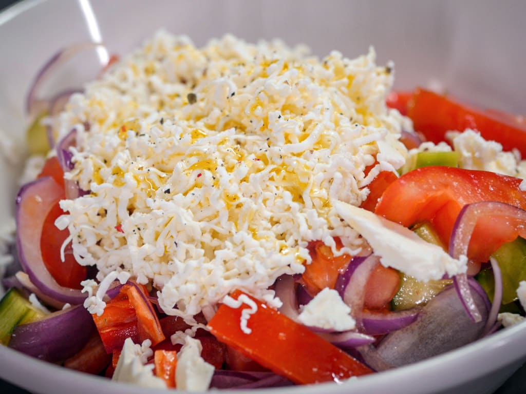 Šopska salata sa povrćem i belim sirom