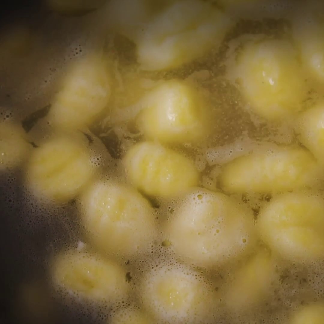 Priprema jela Njoke sa spanaćem i veganskim parmezanom faza 1