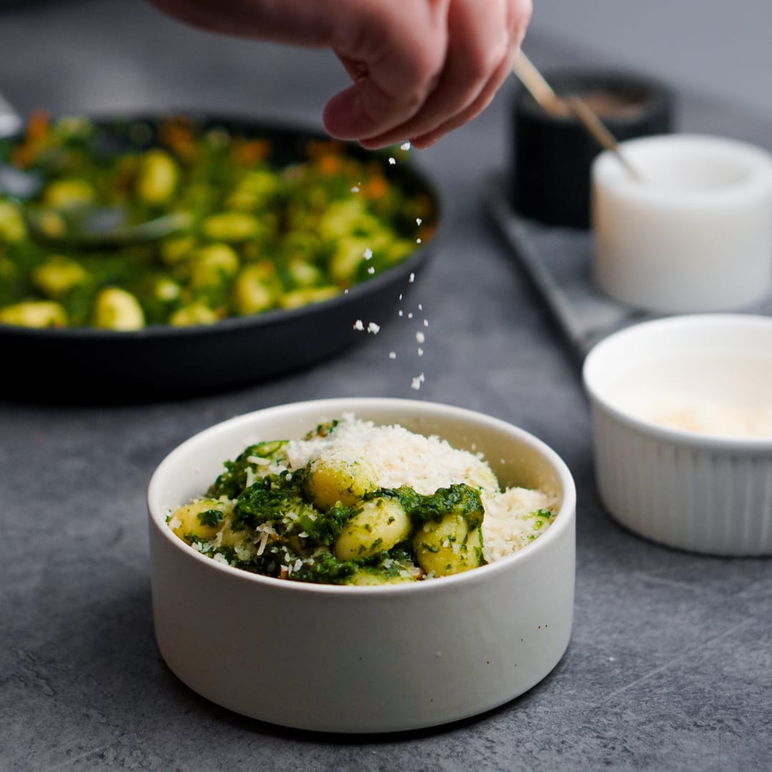 Priprema jela Njoke sa spanaćem i veganskim parmezanom faza 3