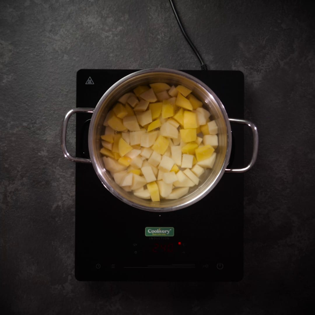 Priprema jela Pohovana piletina sa aromatizovanim pireom od krompira faza 1