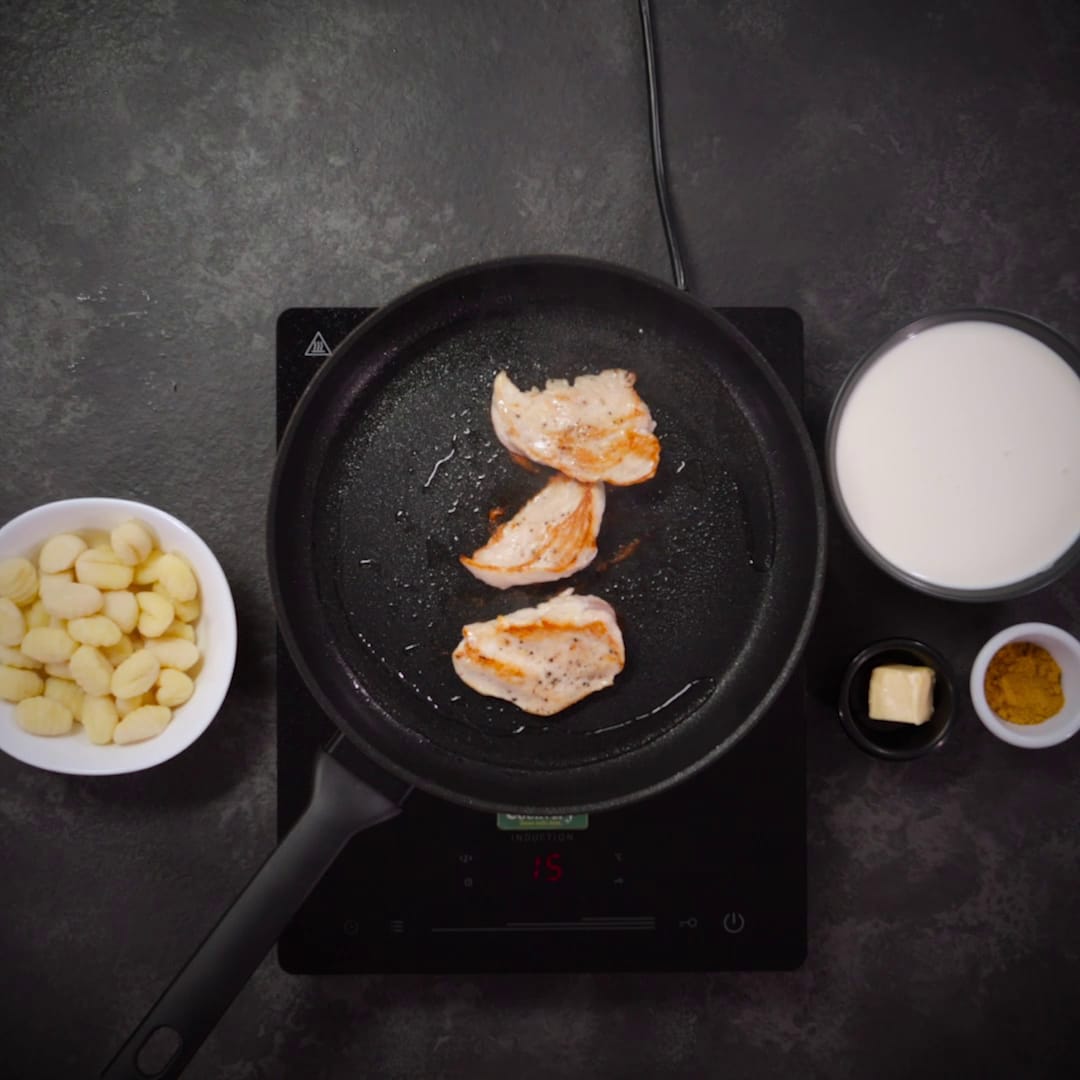 Priprema jela Piletina u kari sosu sa njokama faza 1