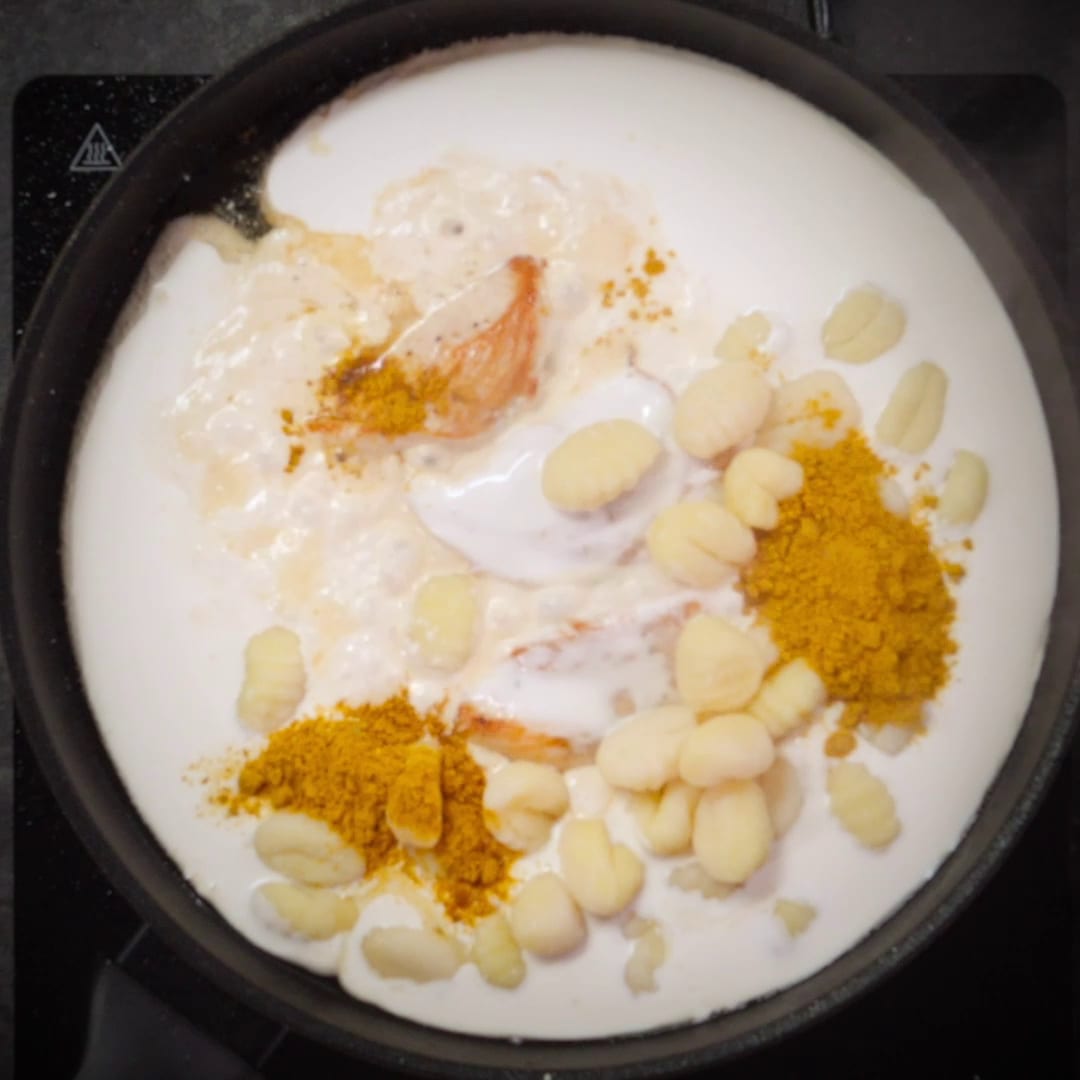 Priprema jela Piletina u kari sosu sa njokama faza 2