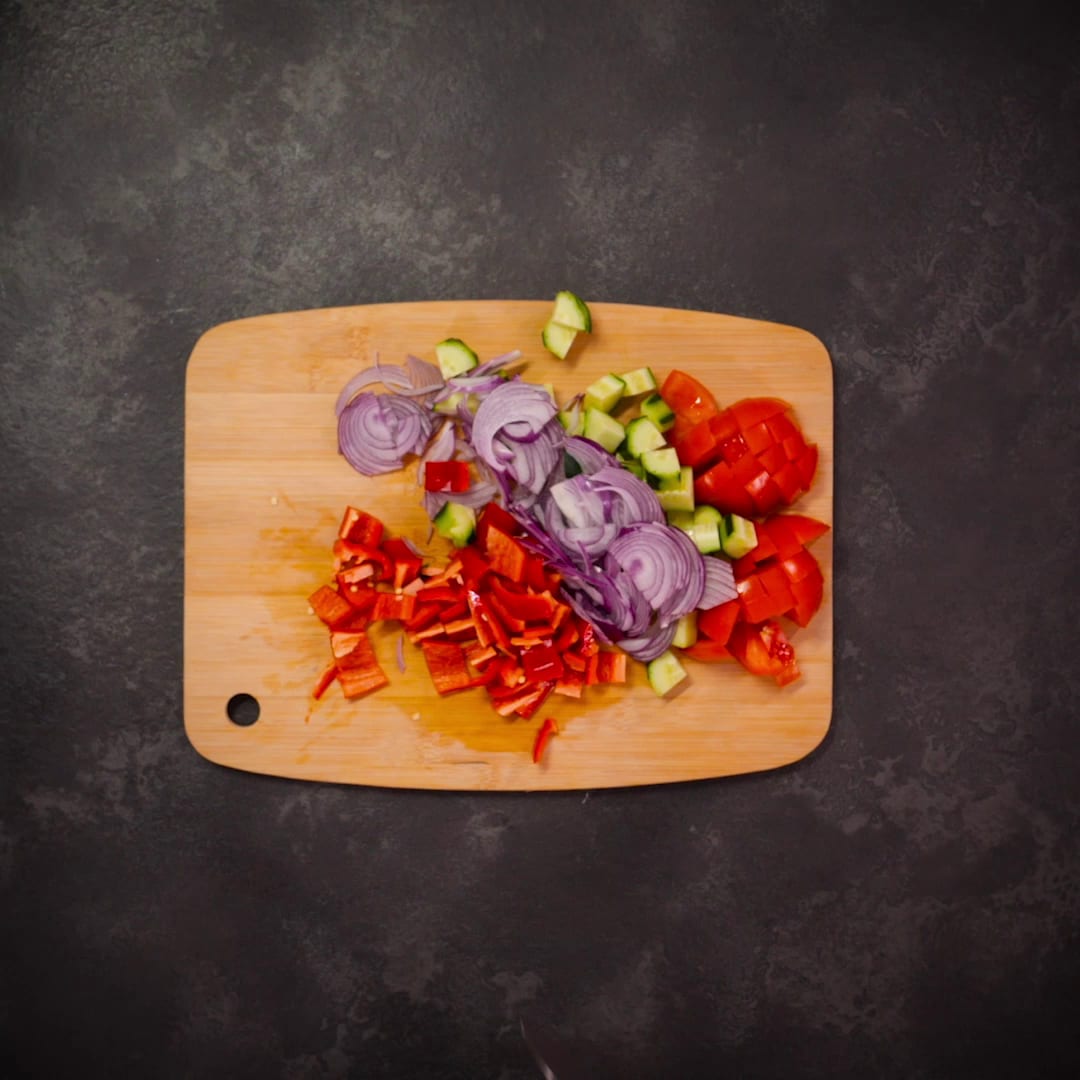 Priprema jela Šopska salata sa povrćem i belim sirom faza 1