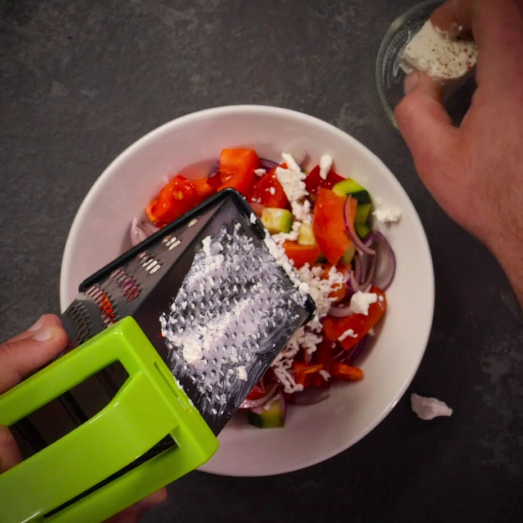 Priprema jela Šopska salata sa povrćem i belim sirom faza 2