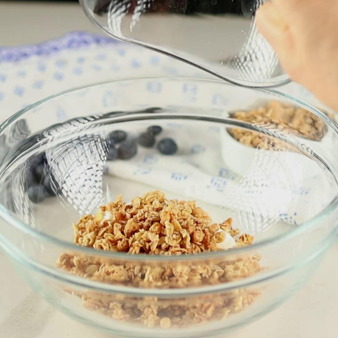 Priprema jela Granola sa grčkim jogurtom faza 2