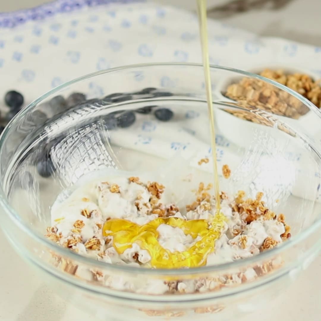 Priprema jela Granola sa grčkim jogurtom faza 3