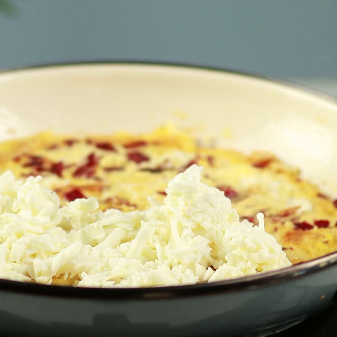 Priprema jela Omlet sa slaninom i mocarelom faza 2