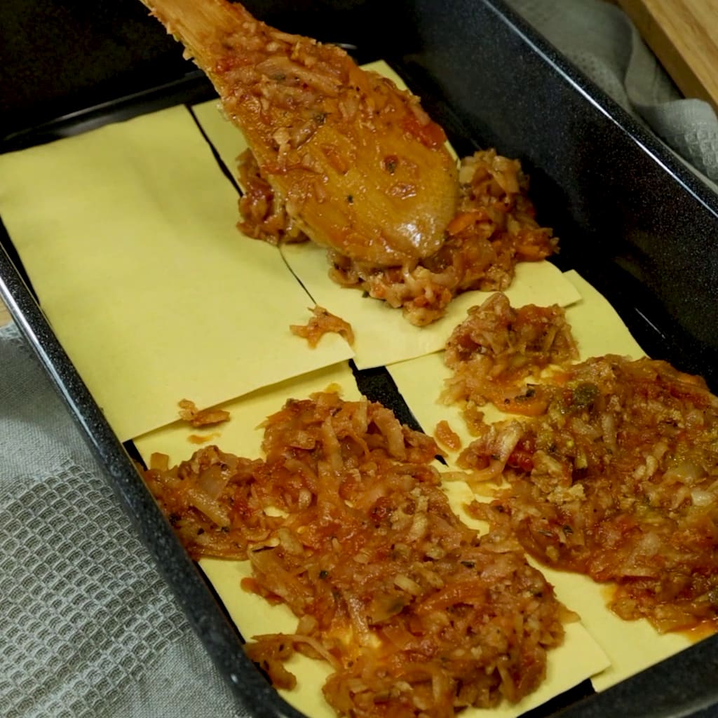 Priprema jela Veganske lazanje sa sejtanom faza 3