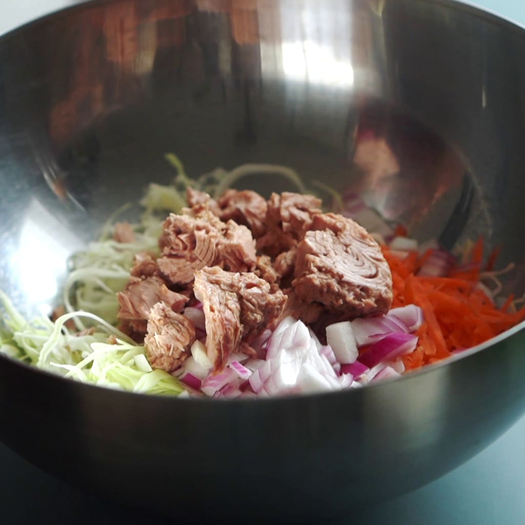 Priprema jela Tuna salata sa kupusom i grčkim jogurtom faza 1