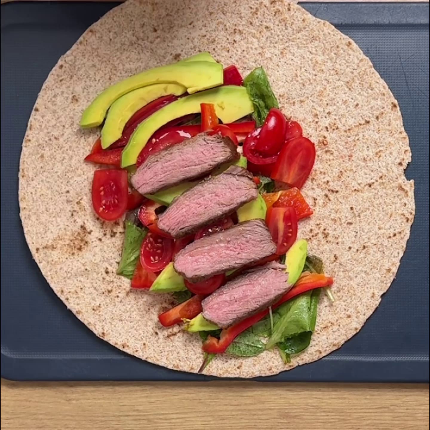 Priprema jela Fit Biftek tortilje sa avokadom i salatom faza 3