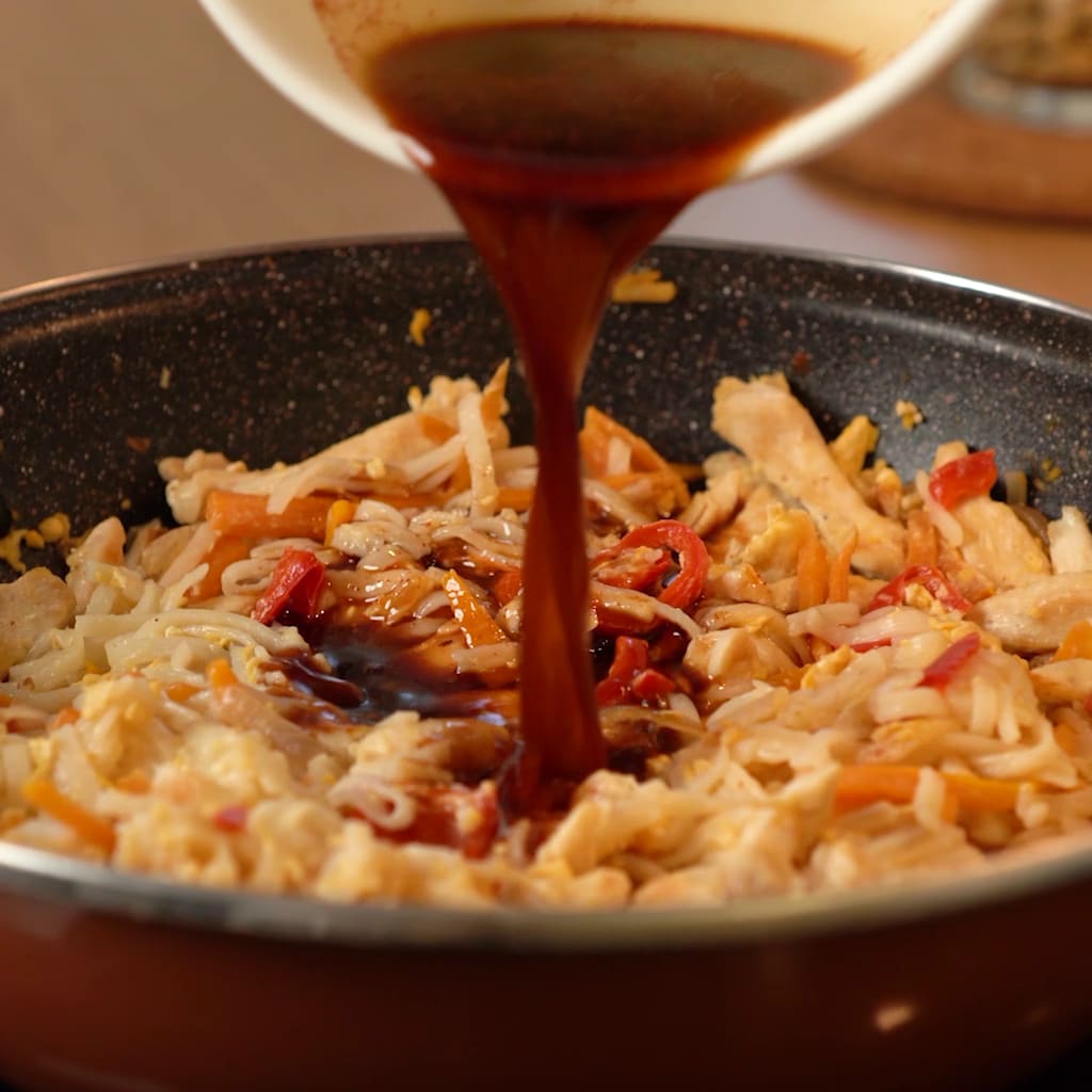 Priprema jela Pad Thai sa piletinom faza 3
