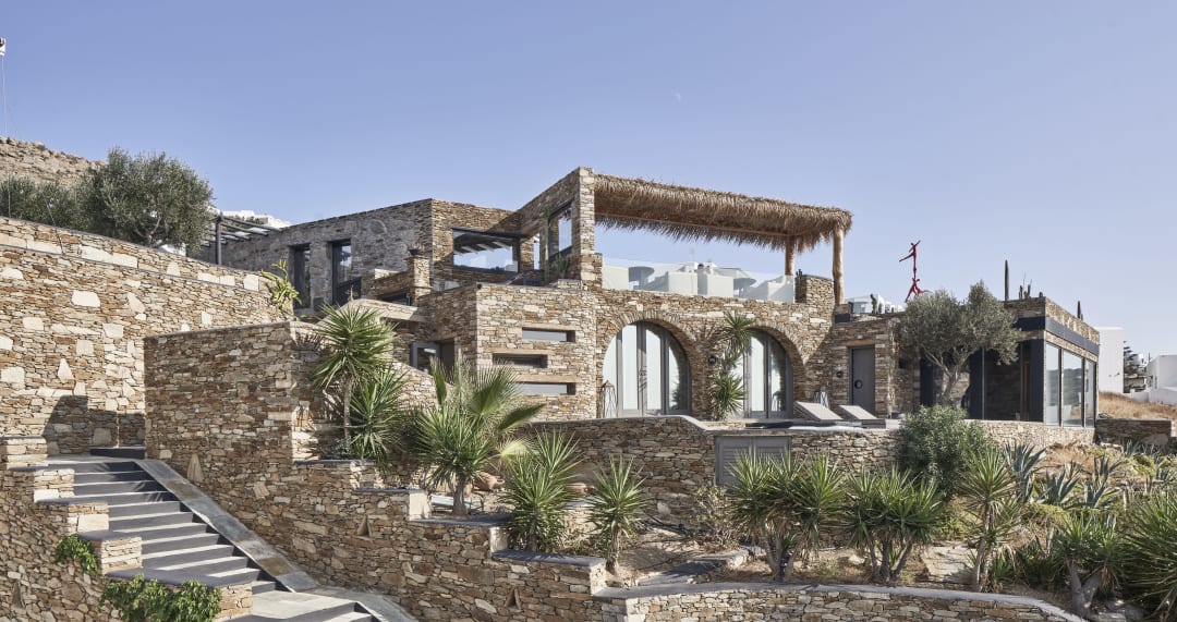 Liostasi Hotel Ios, surplombant la mer Égée