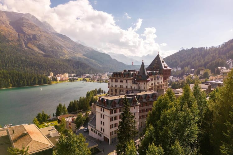 Badrutt's Palace Hotel, pionnier du tourisme hivernal à Saint-Moritz - Hôtels - vue panoramique