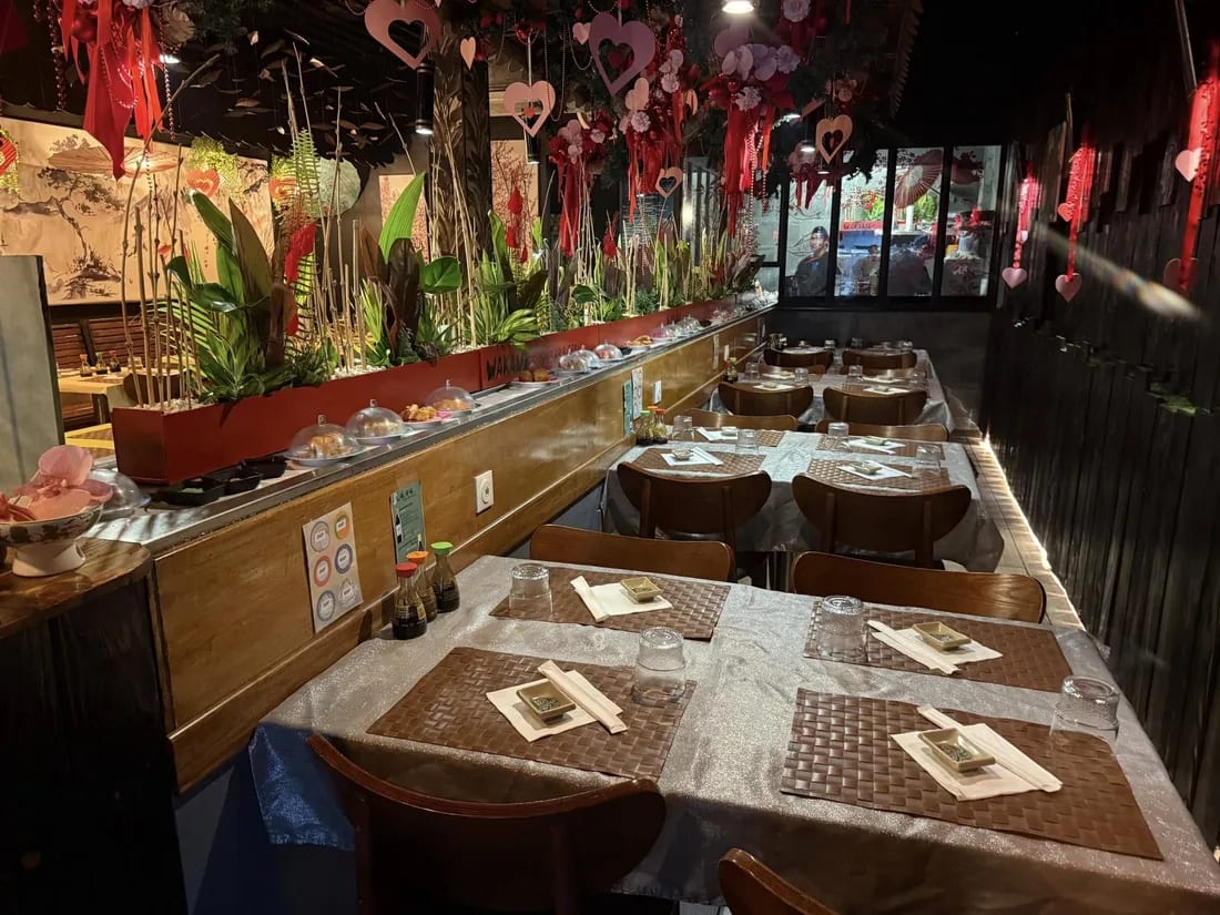 La salle du restaurant Wakame et son comptoir kaiten