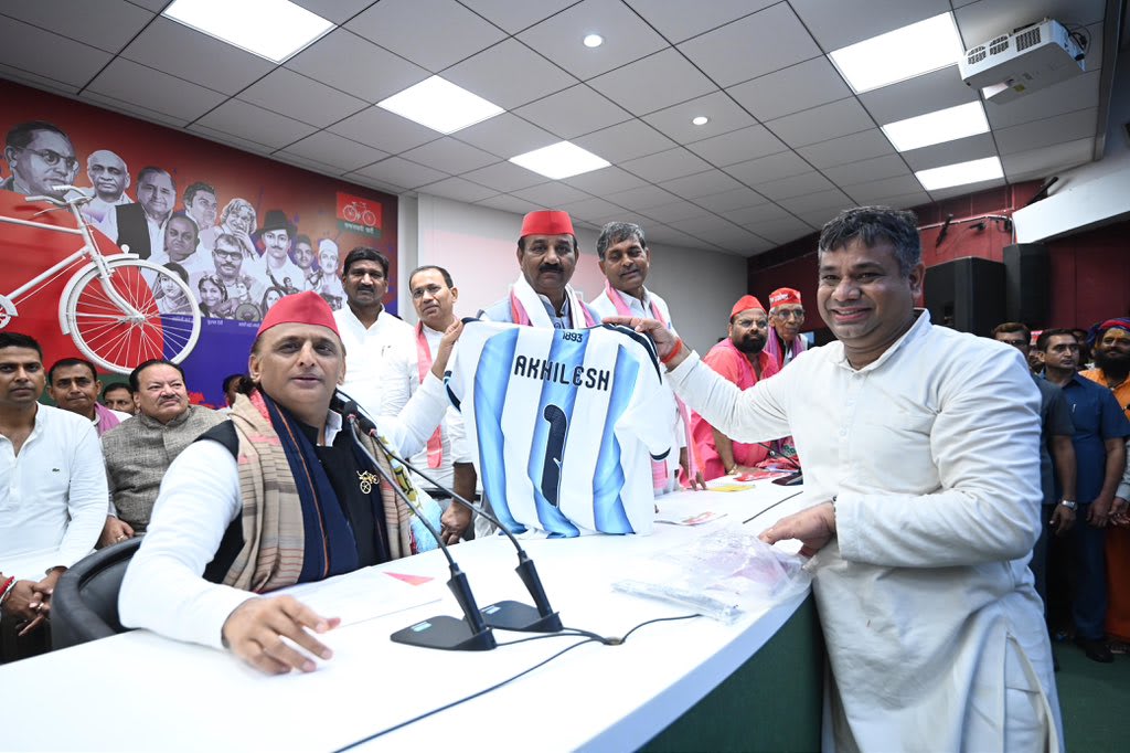 Samajwadi Party chief Akhilesh Yadav with party workers