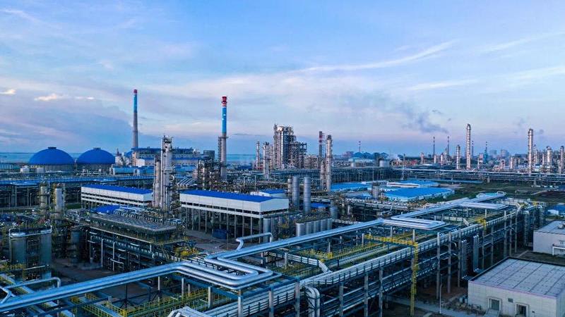 A modern oil refinery with Sinopec branding under a clear sky.