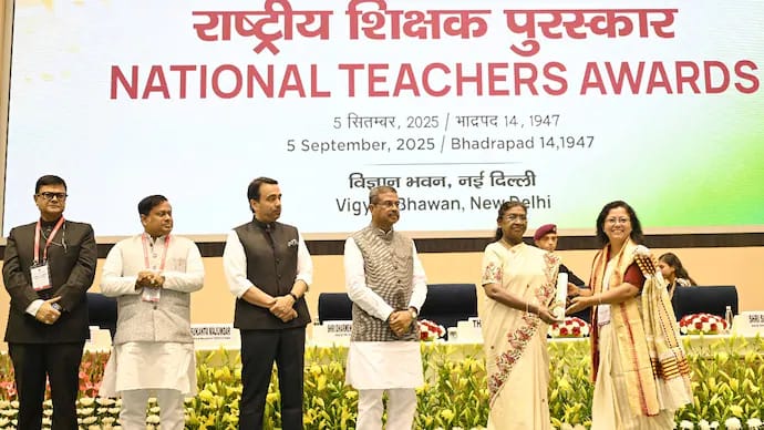 President of India presenting National Award to a teacher