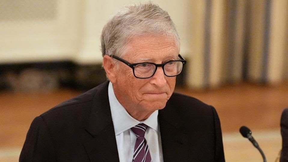 Bill Gates speaking at a technology conference about AI risks