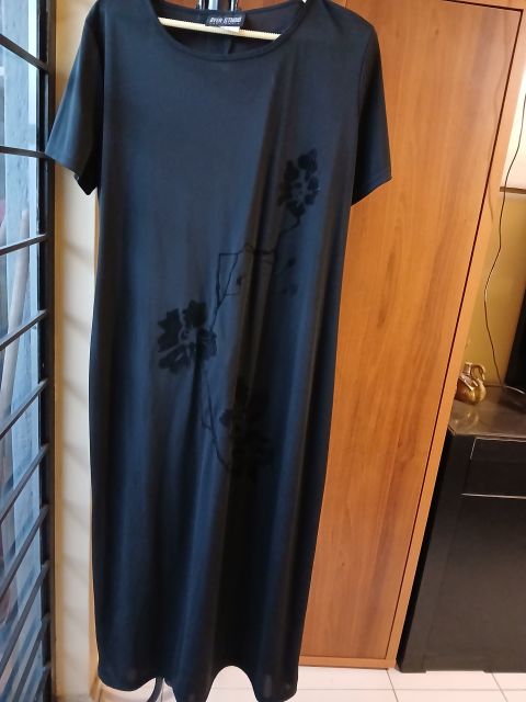 Vestido Negro con Detalle Floral