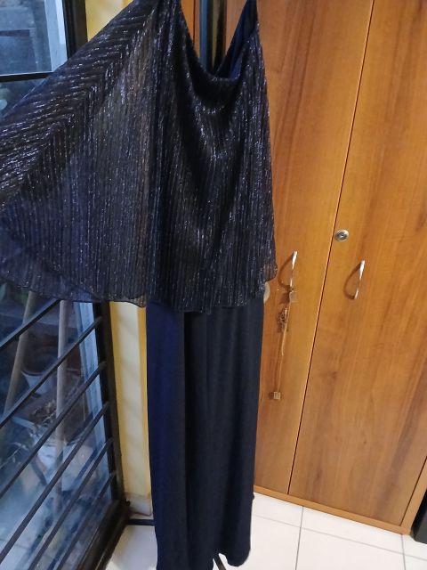 Vestido Largo Elegante con Detalles Brillantes
