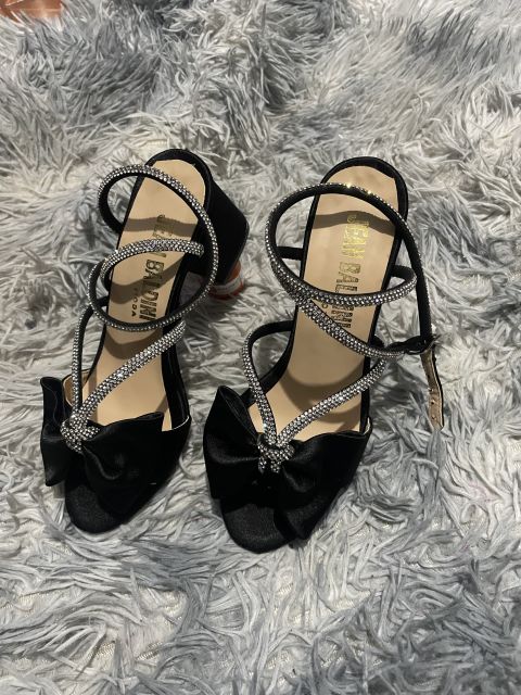 Zapatos de Tacón Negros con Detalles Brillantes