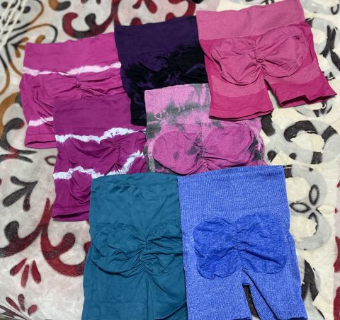 Lote de Ropa Deportiva: Shorts y Tops en Varios Colores
