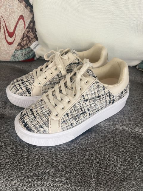 Tenis Guess de Tela y Cuero Beige
