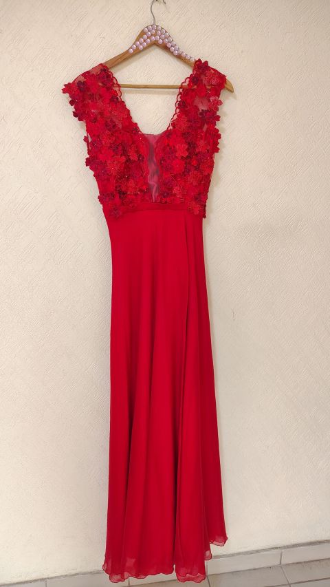 Vestido largo rojo con detalles florales