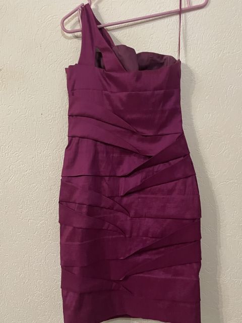 Vestido corto de fiesta color púrpura