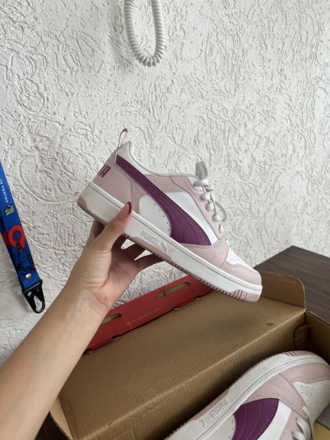 Tenis Puma Rebound V6 Lo Jr - Talla 23 - Morado y Blanco