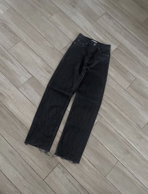 Pantalones de mezclilla negro con detalles de pedrería