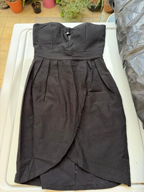 Vestido negro ajustado sin mangas