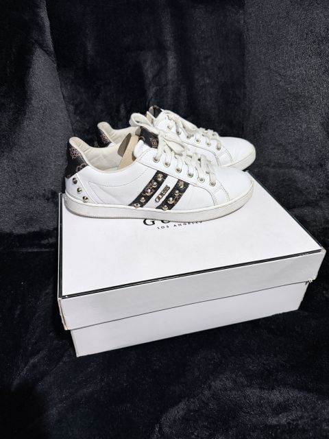 Tenis Guess Blancos con Detalles de Estilo