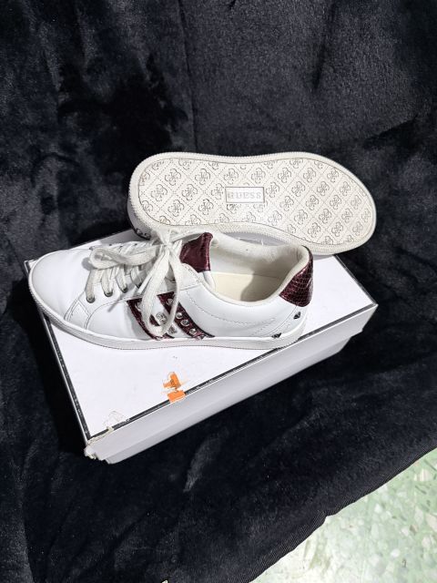 Tenis Guess Blancos con Detalles en Burdeos