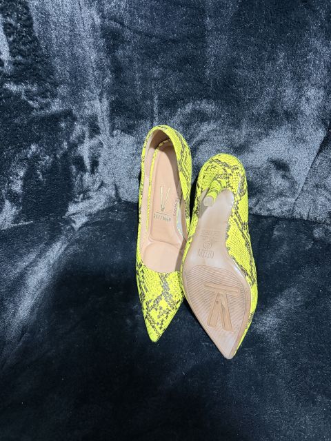 Zapatos de Tacón Amarillo con Diseño de Serpiente