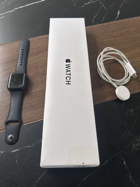 Apple Watch SE (2da Generación) 40 mm con Correa Negra y Cable de alimentación 