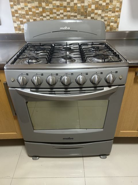 Estufa Mabe de Gas 6 Quemadores con Horno