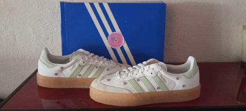 Tenis Adidas Samba con detalles florales