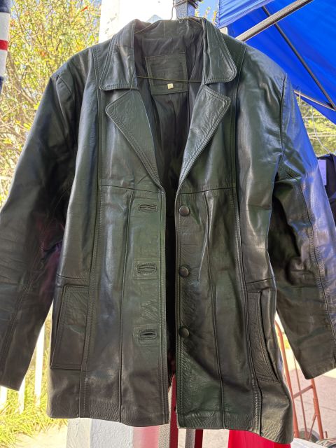 Lote de Ropa Variada - Chamarra de Piel, Vestidos y Blazer