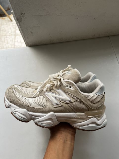 Tenis New Balance 9060 Beige en Buen Estado