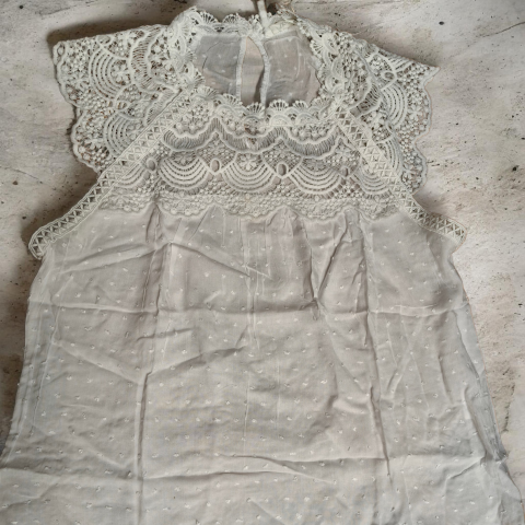 Blusa de Encaje Blanca con Detalles Bordados