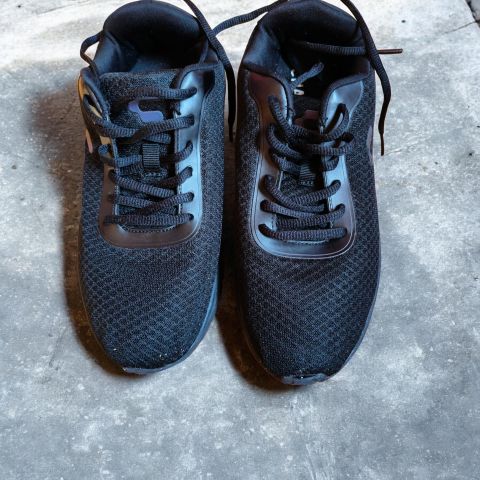 Tenis deportivos negros en buen estado #5