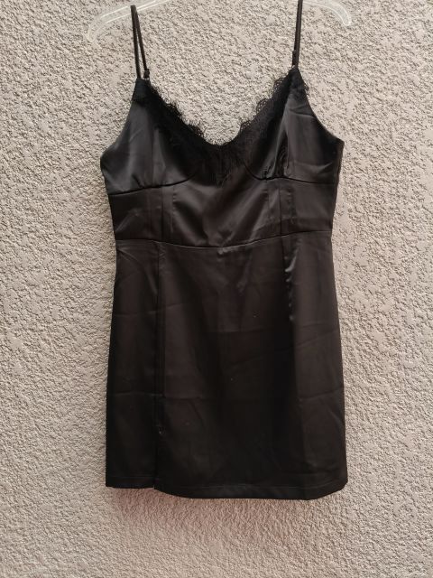 Vestido negro de satén con encaje