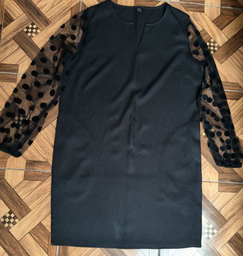 Vestido negro SHEIN con mangas de tul