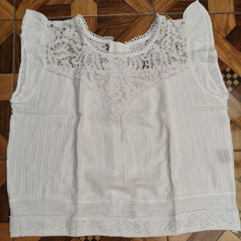 Blusa blanca con encaje