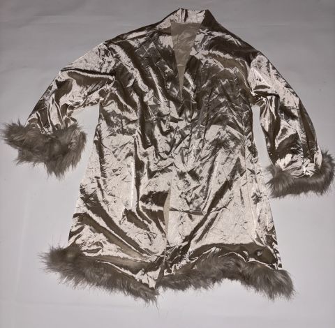 Bata de Seda con Detalles de Piel Sintética