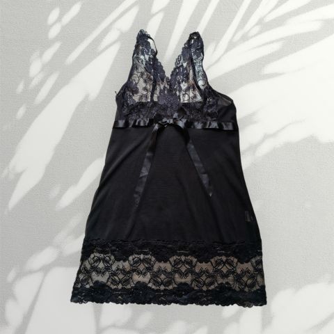 Camisón de Encaje Negro con Detalles de Satén