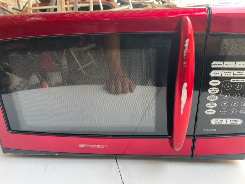 Microondas Emerson 900W Rojo en Buen Estado