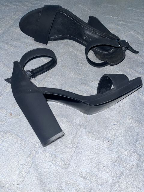 Zapatillas De Tacón Alto Negras Nuevas