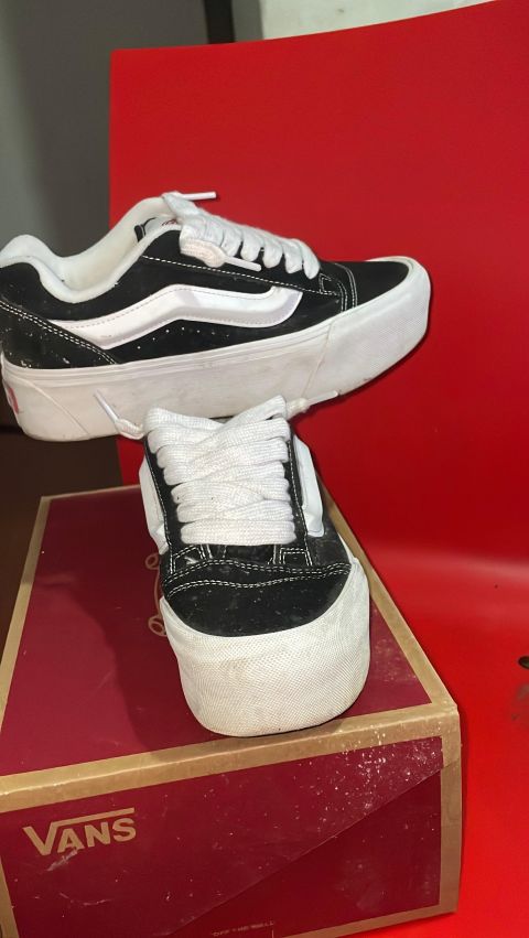 Tenis Vans Negros con Blanco - Buen Estado